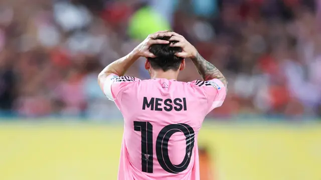 Lionel Messi Melirik Bikin Panik Bola Deras Menerjang jadi Gol